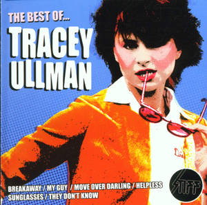 Tracey Ullman 身穿橙色外套，喺粗體文字背景前揸住太陽眼鏡。