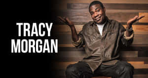 Tracy Morgan 坐在木質背景前，雙臂張開，他的名字以文字顯示。
