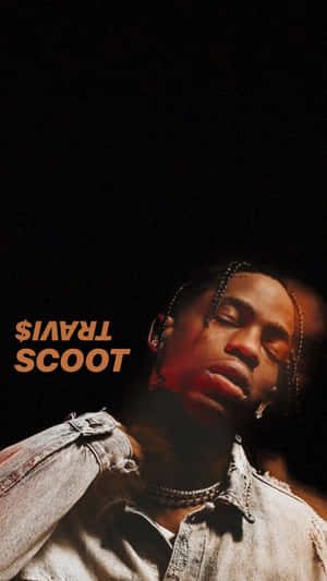 Travis Scott 在黑暗的環境中穿著牛仔布和鏈條，帶有橙色文字。