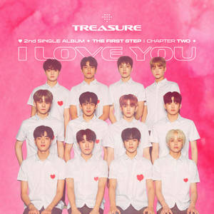 K-pop 組合 TREASURE 身穿白色襯衫，搭配紅色心形圖案，背景為粉紅色。
