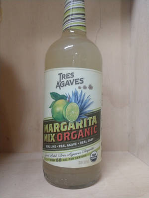 木架上的 Tres Agaves 有機瑪格麗特調酒瓶 — 3:4 壁紙