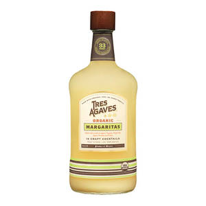 Tres Agaves Organic Margaritas 瓶子，帶有木蓋和條紋標籤。