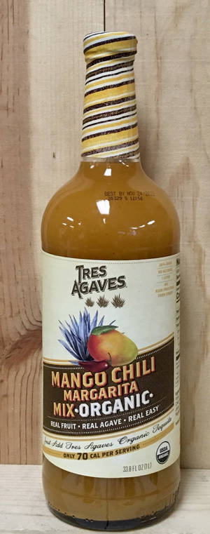 Tres Agaves 有機芒果辣椒瑪格麗特調酒混合液瓶，木質表面