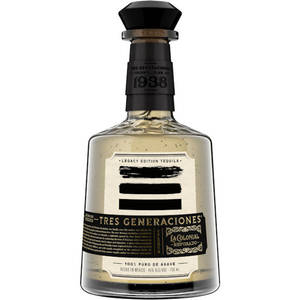 一瓶帶有黑色和金色標籤的Tres Generaciones Legacy Edition龍舌蘭酒。