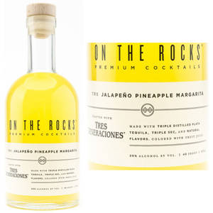一瓶On The Rocks Jalapeño Pineapple Margarita雞尾酒，帶有黃色液體和詳細標籤。