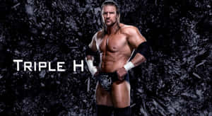 摔角手 Triple H 穿著黑白裝備，站在破碎的黑色背景前。 — WWE GIF 壁紙