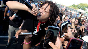 饒舌歌手現場表演，群眾用手機錄影 — Trippie redd GIF 壁紙