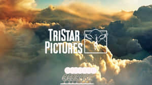 TriStar Pictures 標誌以金色日落雲層為背景。