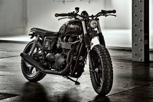 工業倉庫環境中的黑色 Triumph Bonneville Bobber 電單車。 — 自行車 壁紙