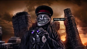 一個咧嘴大笑的卡通巨魔，在日落時分的廢墟城市中手持雙筒望遠鏡。