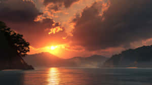 平靜海灣上的夕陽，有樹木繁茂的懸崖和遠山