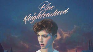 有曲髮嘅年輕人，喺黃昏天空下，有「Blue Neighbourhood」文字。 — 深藍色 壁紙