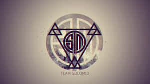 Team Solomid 標誌，帶有幾何三角形和圓形圖案，位於紋理背景上。