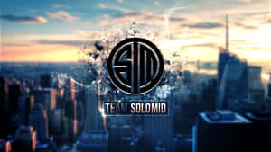 Team Solomid 標誌，帶有數碼粒子覆蓋在城市景觀上，日落時分。