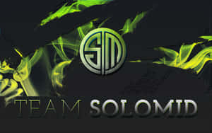 Team SoloMid 遊戲標誌，在深色背景上帶有霓虹綠色煙霧。
