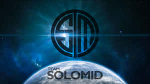 Team Solomid 標誌漂浮在太空中的地球上方，背景是宇宙。