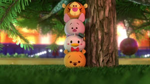 堆疊的Tsum Tsum角色在公園裡靠著樹，日落時分。 — 聖誕樹 壁紙
