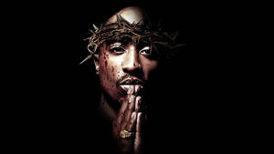 Tupac Shakur在黑暗肖像中戴著荊棘冠冕，臉上帶血。