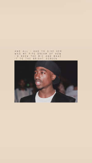 Tupac Shakur 在米色背景上表演，帶文字疊加