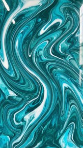 抽象流體藝術，帶有旋轉的藍綠色和白色油漆圖案