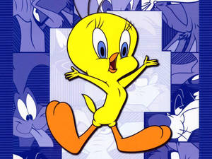 Tweety Bird 在藍色漫畫面板背景前張開雙臂跳舞。
