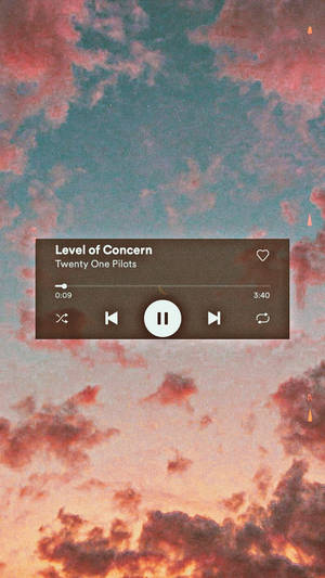 音樂播放器在色彩繽紛的日落天空上播放Twenty One Pilots的Level of Concern。