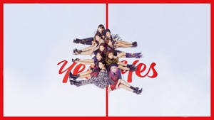 K-pop 女團以星爆陣型擺姿勢，白色背景上有紅色標誌。