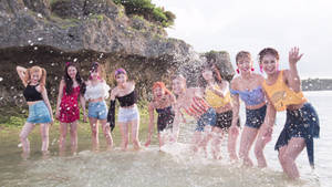 年輕女性在岩石海灘的海水中玩耍