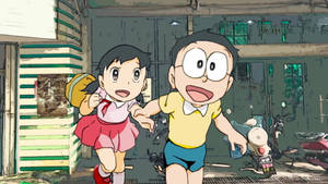 兩個動畫小孩帶住滑板車，興奮咁跑過一條佈滿塗鴉嘅小巷。