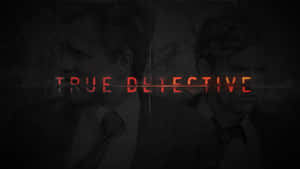 True Detective標題，背景陰暗，有兩名身穿西裝的男子。