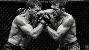 兩名MMA拳手在UFC八角籠內交戰。