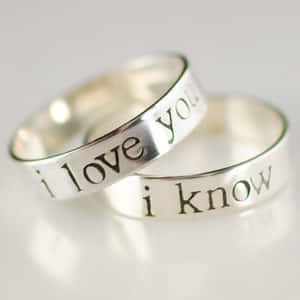 兩枚刻有訊息 i love you 和 i know 的銀戒指。