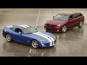 兩輛Dodge汽車，藍色Viper和紅色旅行車停在潮濕的路面上。 — Dodge challenger GIF 壁紙
