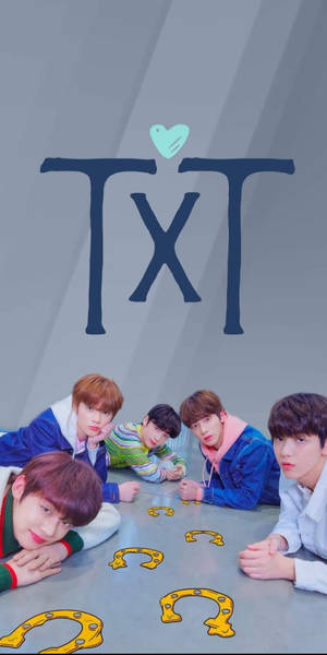 五個K-pop偶像在帶有心形的TXT標誌下圍繞馬蹄鐵擺姿勢。