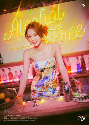 穿圖案連衣裙的女士在酒吧後面，Alcohol Free 霓虹燈牌下。