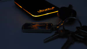 在深藍色環境中，Ubuntu 筆記型電腦和鑰匙被溫暖的光芒照亮