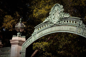 Sather Gate 裝飾華麗的金屬拱門，在校園內被樹木環繞。