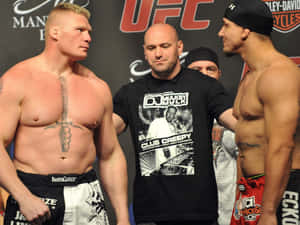 兩名赤裸上身的MMA拳手在UFC稱重時，中間隔著裁判對峙。