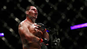 一名渾身是血的勝利MMA拳手在八角籠內慶祝。