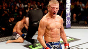 MMA拳手在八角籠中慶祝擊敗倒下的對手。