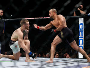 兩名MMA拳手在現場賽事中於UFC八角籠內搏鬥。