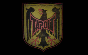一個破舊的 TAPOUT 標誌，盾牌上有一隻老鷹和戰鬥文字。