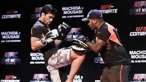 MMA拳手在UFC稱重活動中與教練練習高踢。 — 搏擊會 GIF 壁紙
