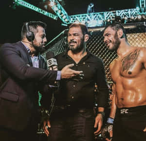 UFC拳手和採訪者在八角籠賽後