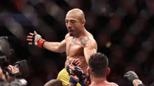 MMA拳手在八角籠內慶祝勝利，攝影師捕捉這一刻。 — 搏擊會 GIF 壁紙
