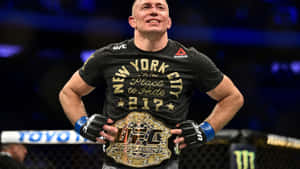 UFC拳手在八角籠內勝利後高舉冠軍腰帶