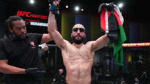 UFC拳手在八角籠內手持巴勒斯坦國旗慶祝勝利