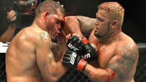 兩名MMA拳手在八角籠內的一場血腥UFC比賽中互相出拳。