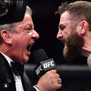 UFC 主持人對著麥克風大喊，康納·麥格雷戈在賽後採訪中凝視著對方。