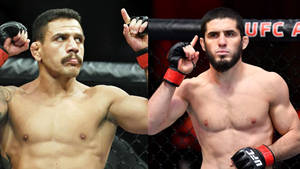 兩名男性MMA拳手身穿戰鬥裝備在八角籠內擺姿勢。